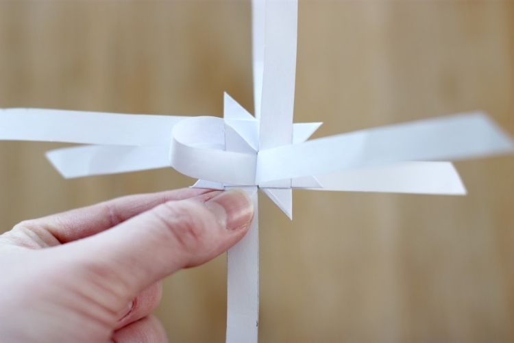 origami-weihnachten-stern-faltanleitung-froebelstern-diy-streifen-papier-falten-weihnachtsschmuck
