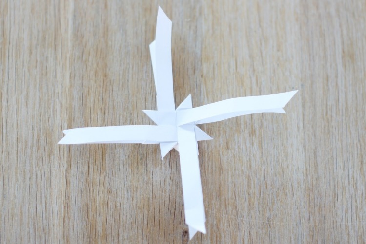 origami-weihnachten-stern-faltanleitung-froebelstern-falten-durchziehen-praezise-streifen-weisses-papier