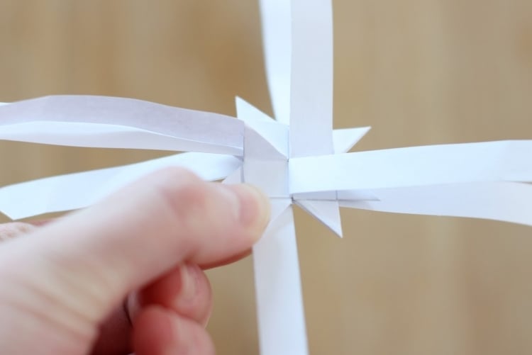 origami-weihnachten-stern-faltanleitung-froebelstern-falten-durchziehen-streifen-weisses-papier