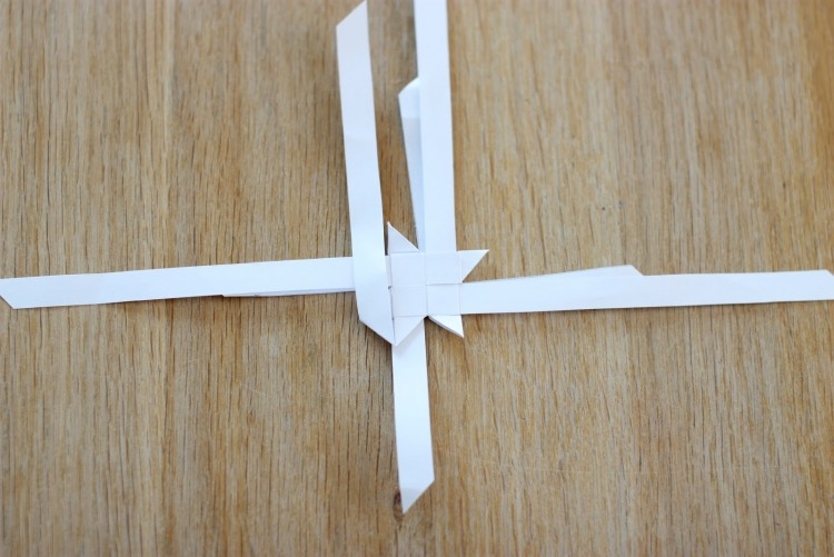 origami-weihnachten-stern-faltanleitung-froebelstern-falten-durchziehen-weisses-papier