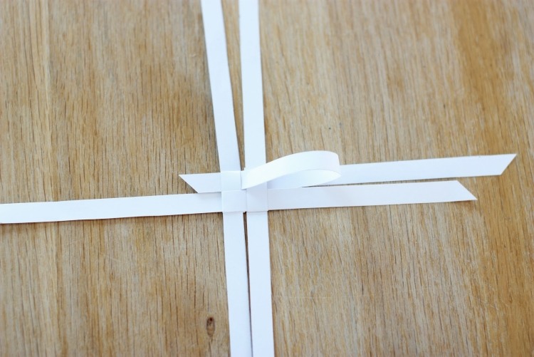 origami-weihnachten-stern-faltanleitung-froebelstern-falten-praezise-weisses-papier