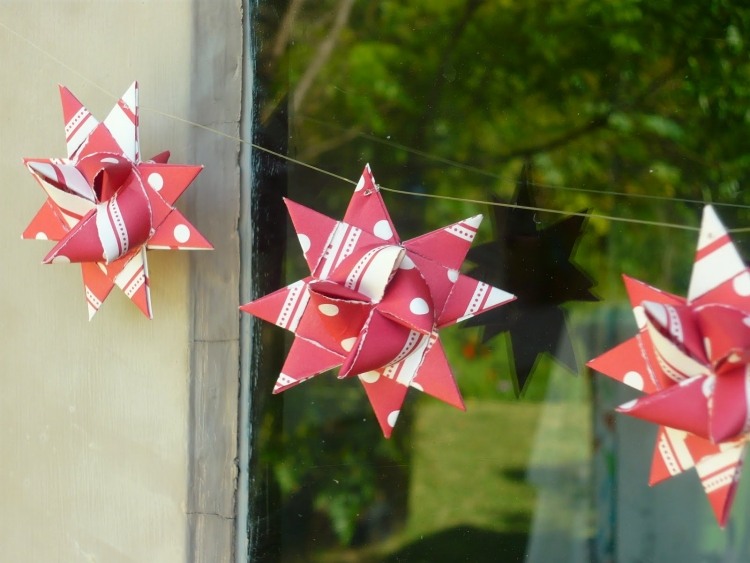Origami für Weihnachten -stern-faltanleitung-froebelstern-girlande-rot-froehlich