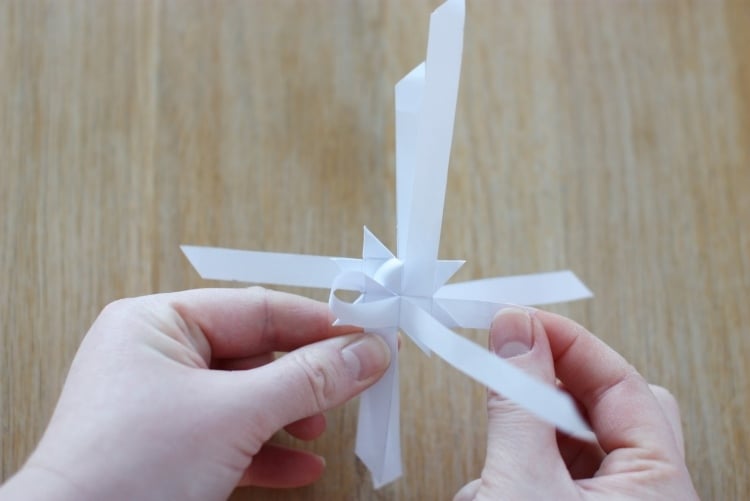origami-weihnachten-stern-faltanleitung-froebelstern-kreativ-geduld-streifen-weisses-papier-durchziehen-3d