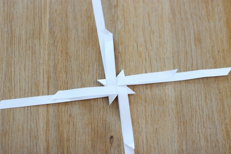 origami-weihnachten-stern-faltanleitung-froebelstern-praezise-falten-diy-kreativ-weisses-papier-streifen
