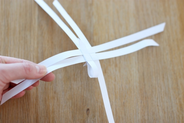 origami-weihnachten-stern-faltanleitung-froebelstern-praezise-falten-streifen-weisses-papier