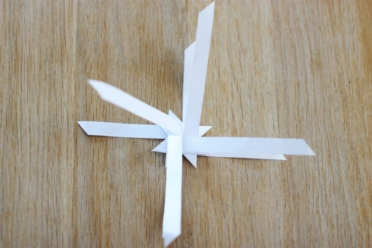 origami-weihnachten-stern-faltanleitung-froebelstern-quadrat-falten-streifen-weisses-papier-durchziehen