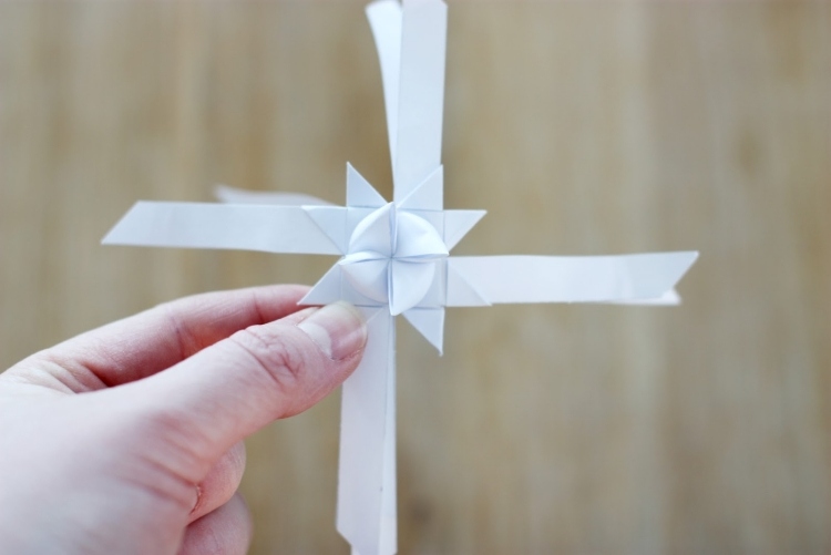 origami-weihnachten-stern-faltanleitung-froebelstern-weihnachtsdeko-basteln-papier-diy