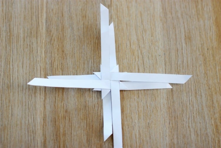 origami-weihnachten-stern-faltanleitung-froebelstern-weisse-streifen-papier-falten-durchziehen