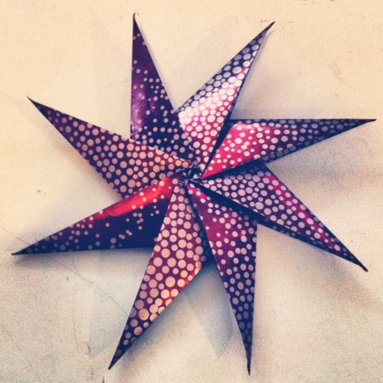 origami-weihnachten-stern-faltanleitung-sechs-zacken-dekopapier-punkten-purpur