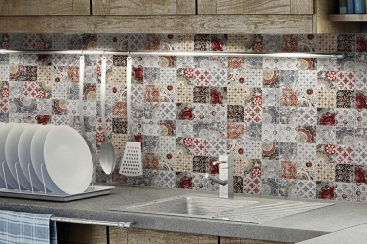 patchwork fliesen als küchenrückwand rot nuancen mosaik artistic tile