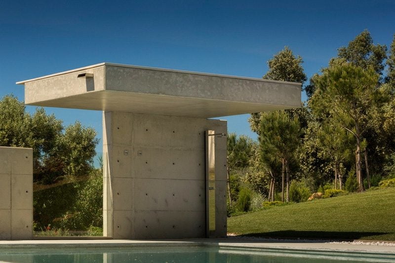 pool beton schatten platz patio ueberdachung gartendusch idee