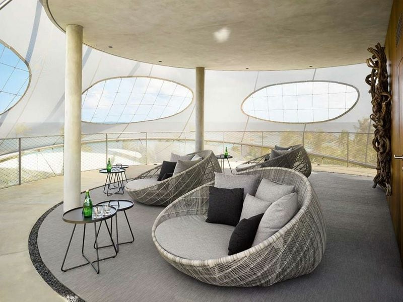 restaurant holz weinregal lounge bereich sessel tagesbett beistelltisch terrasse