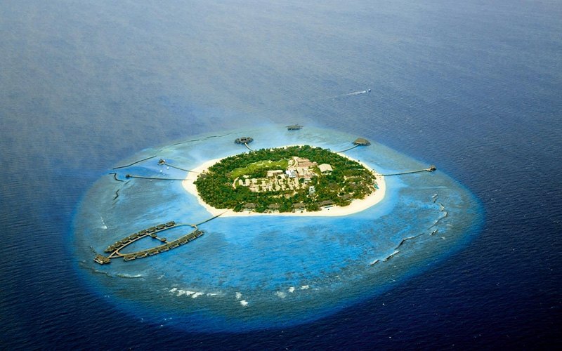 restaurant holz weinregal velaa insel malediven exotisch tuerkis meer