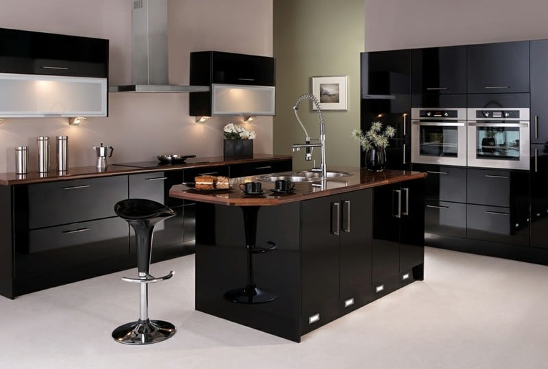 schwarze küche elegant hochglanz kuecheninsel dunkel holz arbeitsplatte