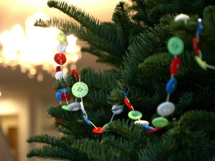 selber basteln weihnachtsdeko girlande bunt knoepfe schnur christbaum