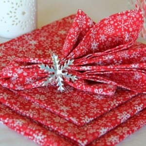servietten falten weihnachten elegant rot schneeflocke serviettenring