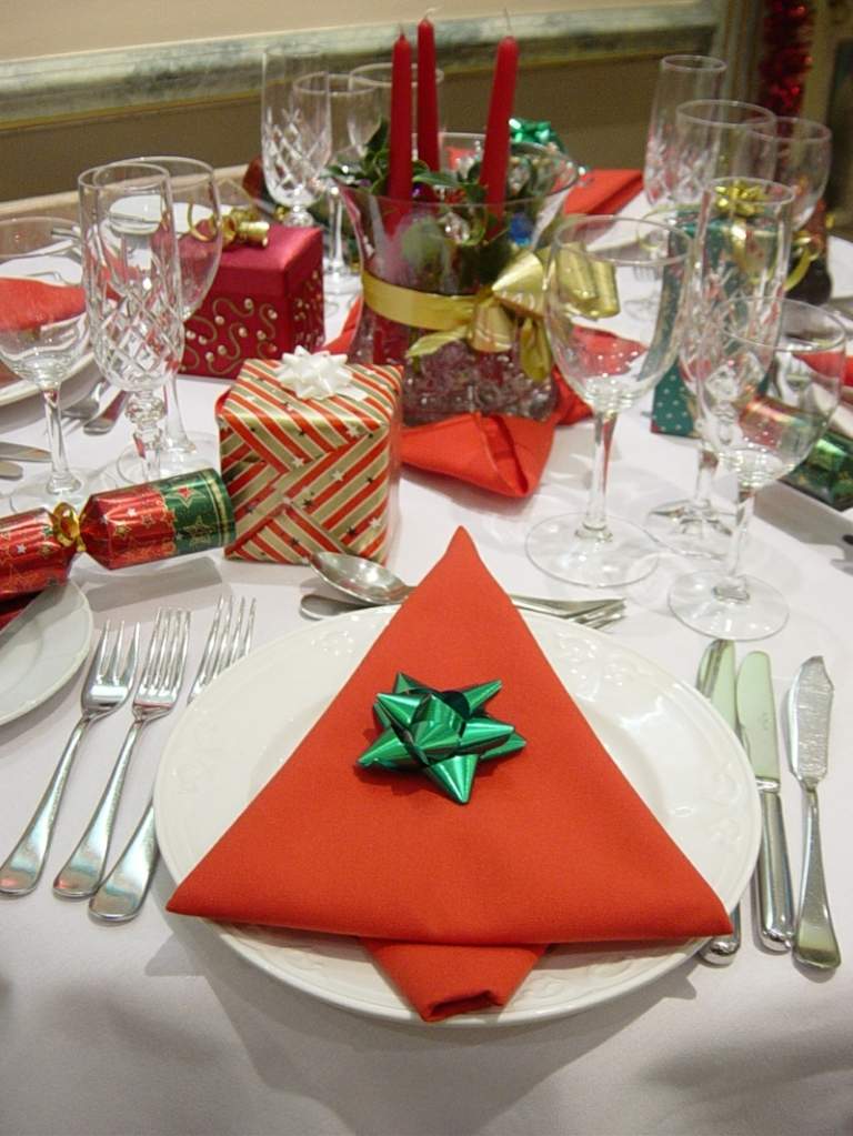 servietten falten weihnachten festlich tischdeko tanne rot geschenke