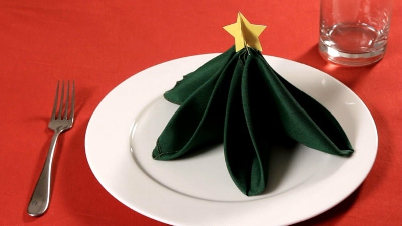 servietten falten weihnachten tannenbaum idee stern anleitung