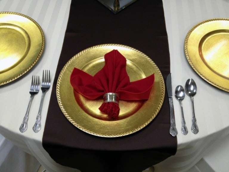 servietten falten zu weihnachten ahorn form elegant gold teller