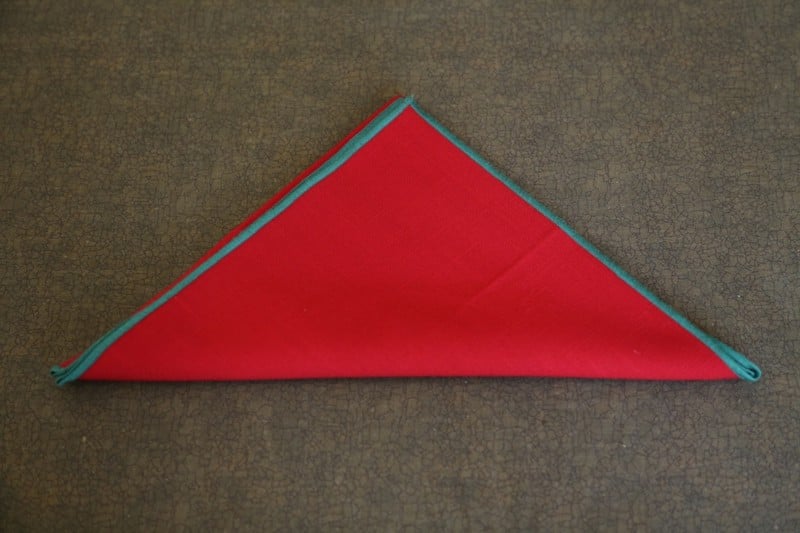 servietten falten zu weihnachten dreieck rot stoff rand gruen