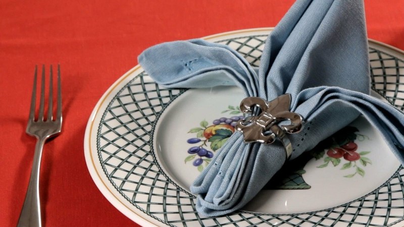 servietten falten zu weihnachten fleur de lis hellblau stoff festlich