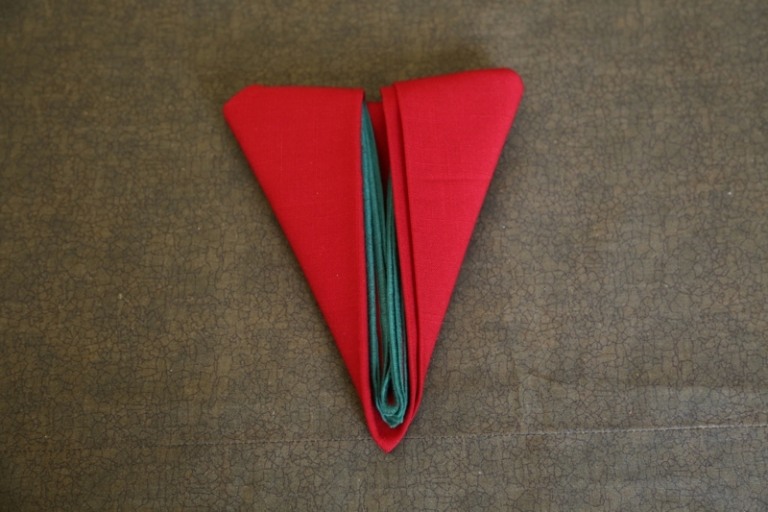 servietten falten zu weihnachten rot gruen kombination farben dreieck