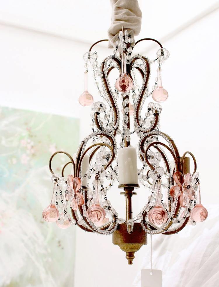 shabby-chic-wohnzimmer-deko-kronleuchter-vintage-rosa-kristalle-metall-ornamente