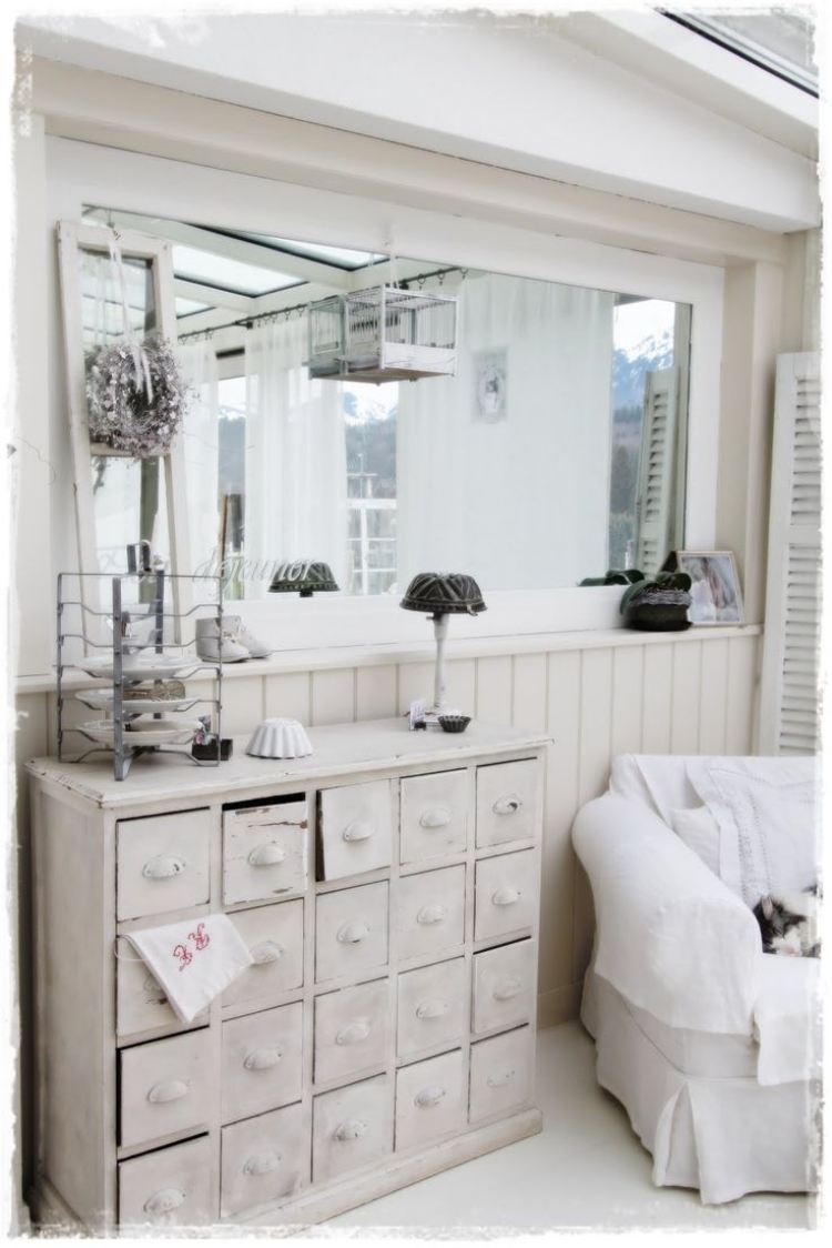 shabby-chic-wohnzimmer-mobel-deko-vintage-aktenschreink-weiss-spiegel-wanverkleidung