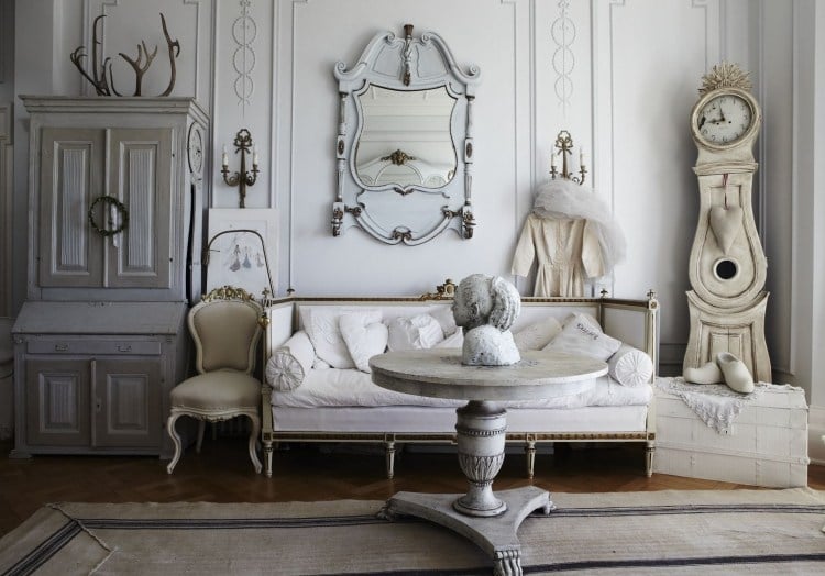 Shabby Chic im Wohnzimmer -mobel-deko-vintage-stuck-antik-sessel-tagesbett-kissen-tisch-marmorplatte