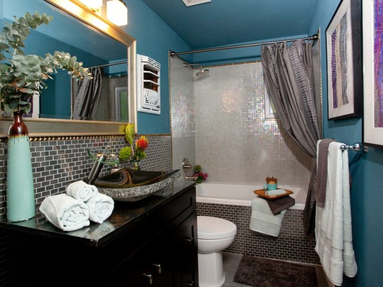 streichen badezimmer blau decke mosaik badewanne silber glanz waschschrank schwarz