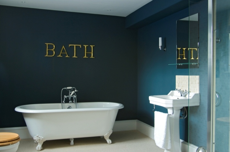streichen badezimmer blau dunkel idee badewanne retro stil