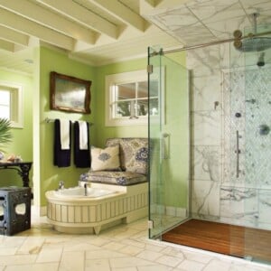 streichen badezimmer marmor fliesen nasszelle wandfarbe minzgruen exotisch
