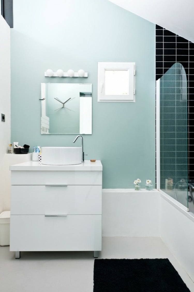 streichen badezimmer pastellblau hell modern waschschrank schwarze kacheln