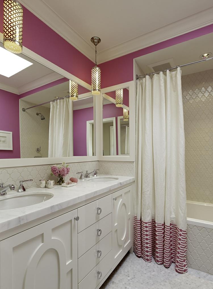 streichen badezimmer pink fuchsia idee duschvorhang schrank marmorplatte