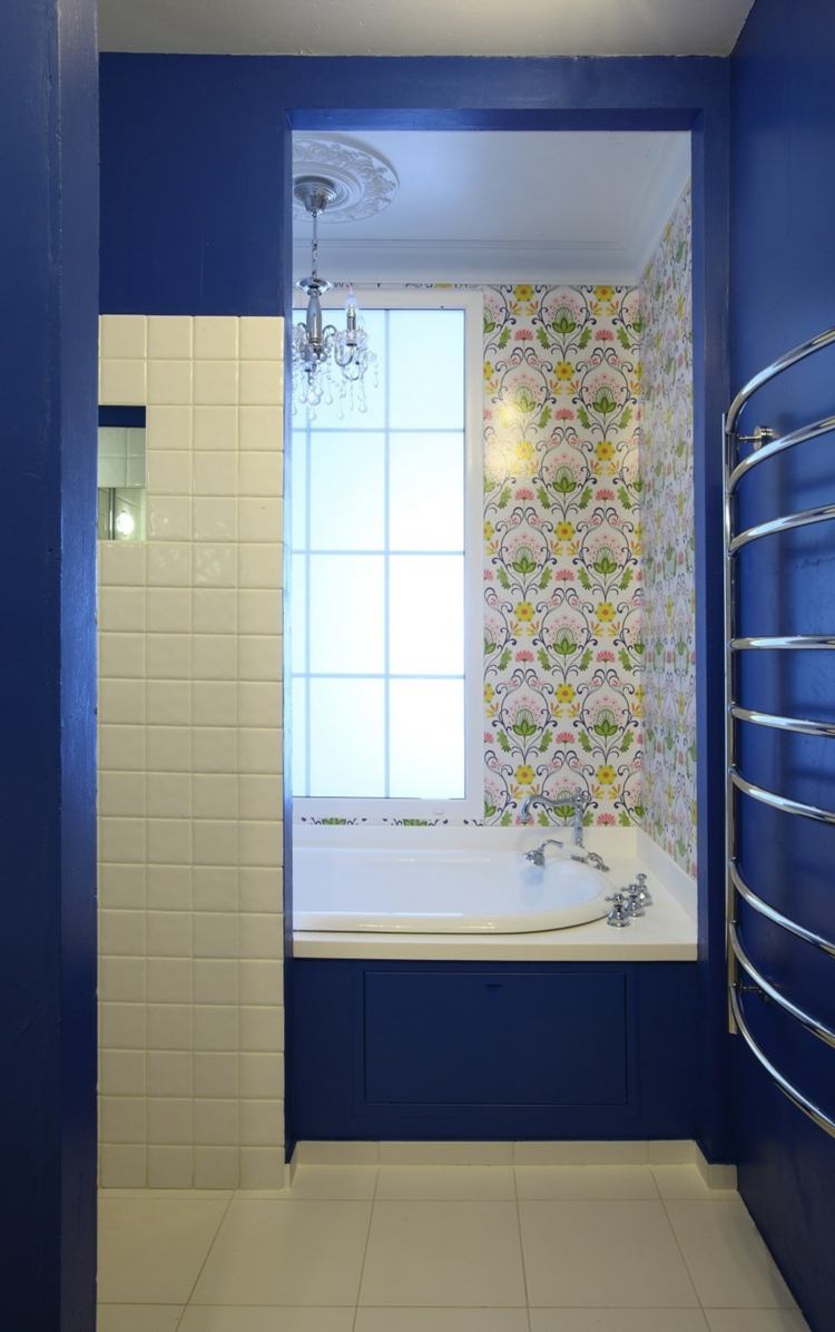 streichen badezimmer royalblau idee fliesen weiss badewanne