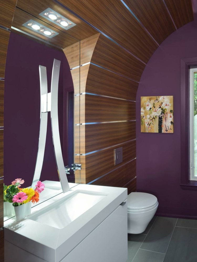 streichen badezimmer wandgestaltung holz gewoelbe lila purpur wand spiegel