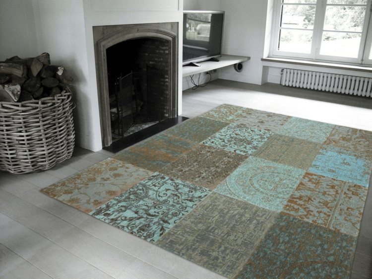teppiche wohnzimmer patchwork design tuerkis grau farben kamin monochrom