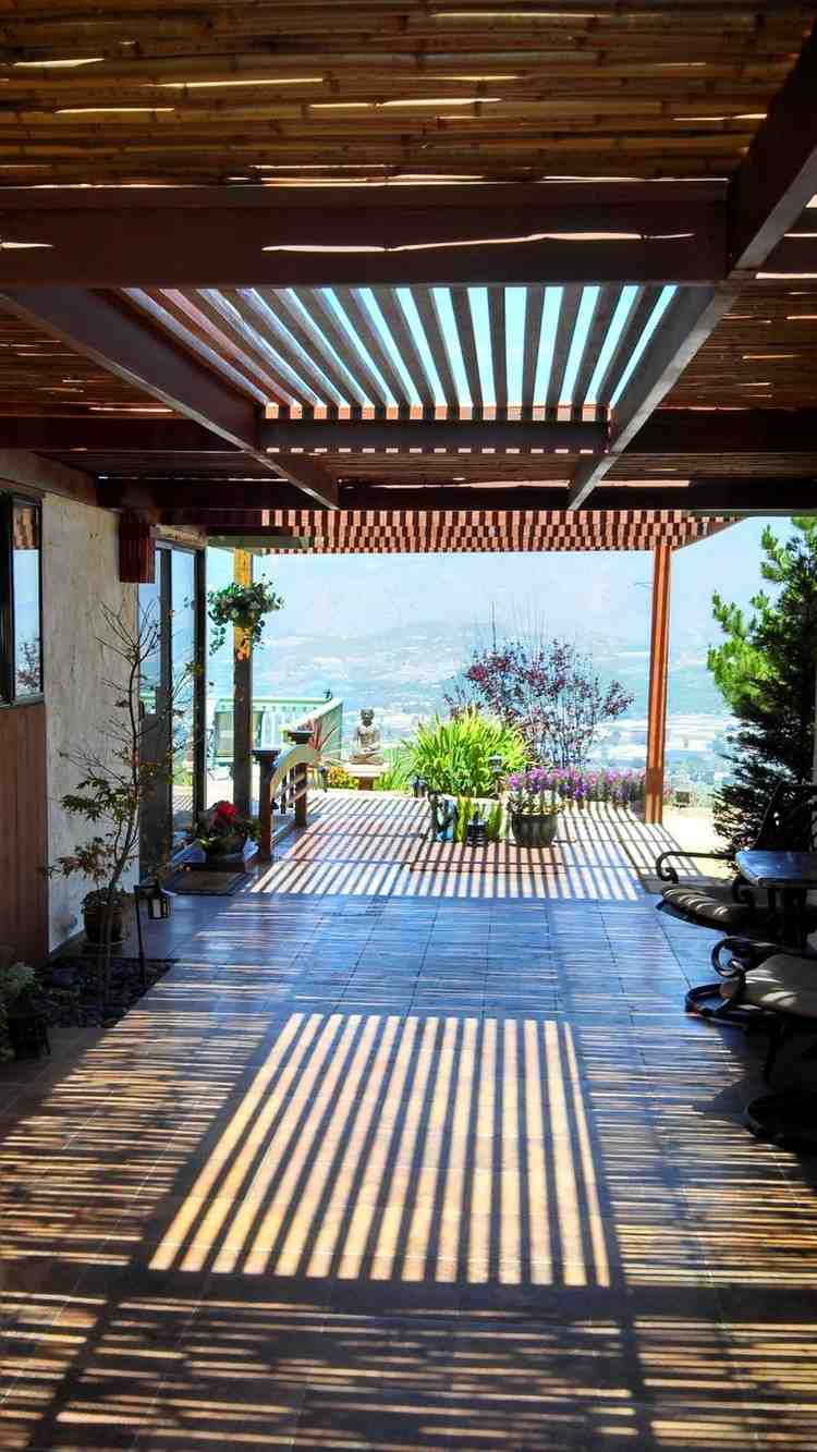 terrassenuberdachung-holz-bambusstangen-lichtspiel