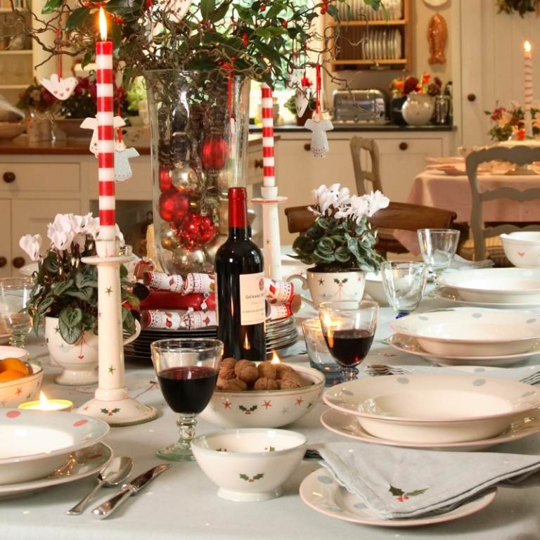 tischdeko weihnachten kueche idee landhaus geschirr stil tafelkerzen streifen