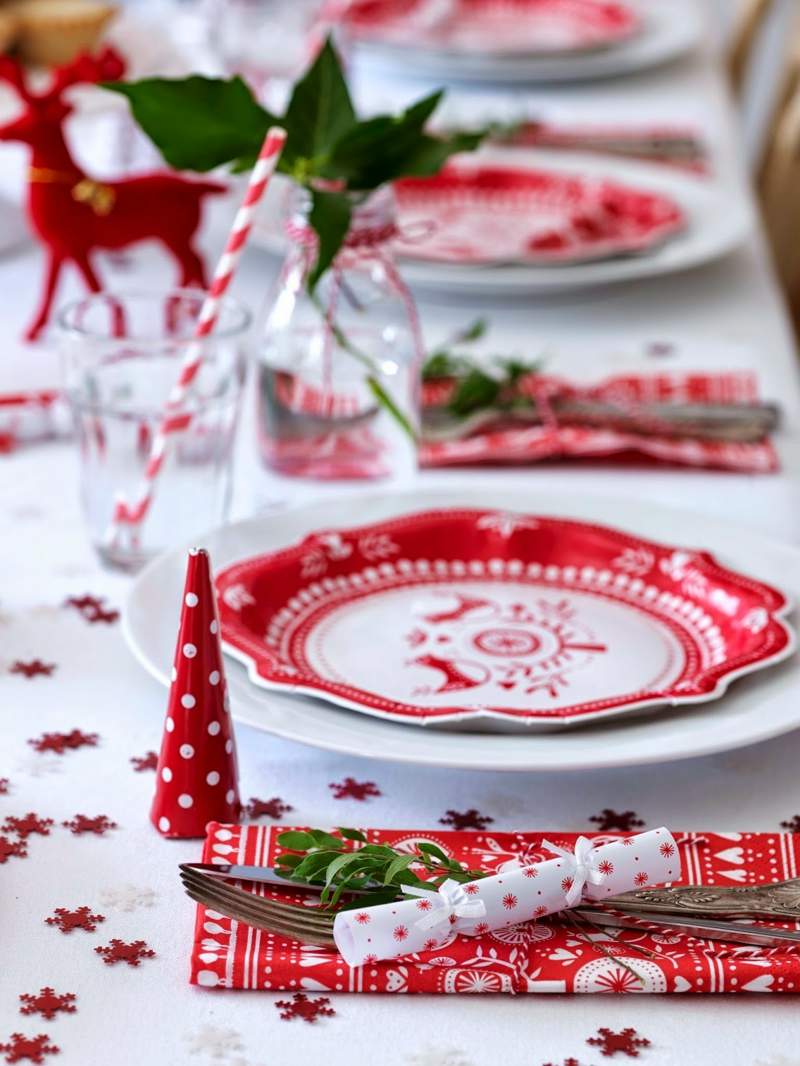 tischdeko weihnachten romantisch skandinavisch stil sternchen rot weiss motive