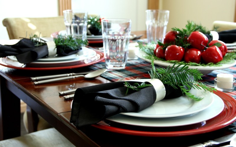 tischdeko weihnachten schwarz serviette edel tannengruen serviettenring aepfel idee