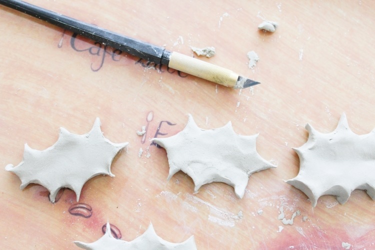 tischdeko-weihnachten-selber-machen-schilder-namen-modelliermasse-ausschneiden-cutmesser
