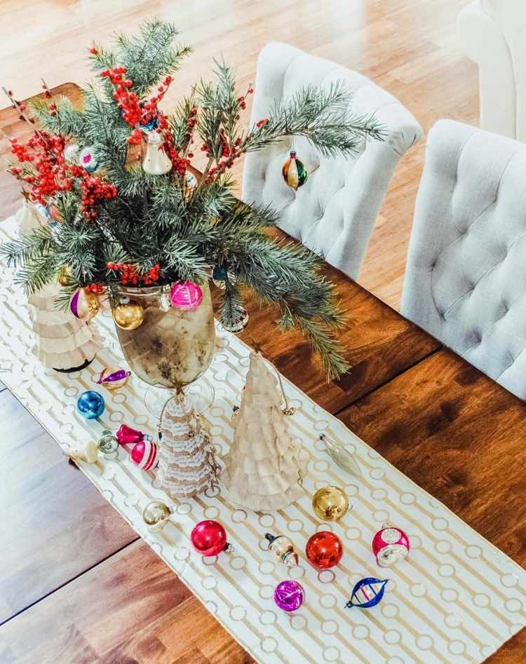  Tischdeko zu Weihnachten -selber-machen-stoff-weihnachtbaeume-weihnachtskugel-holztisch-deko-polsterstuehle