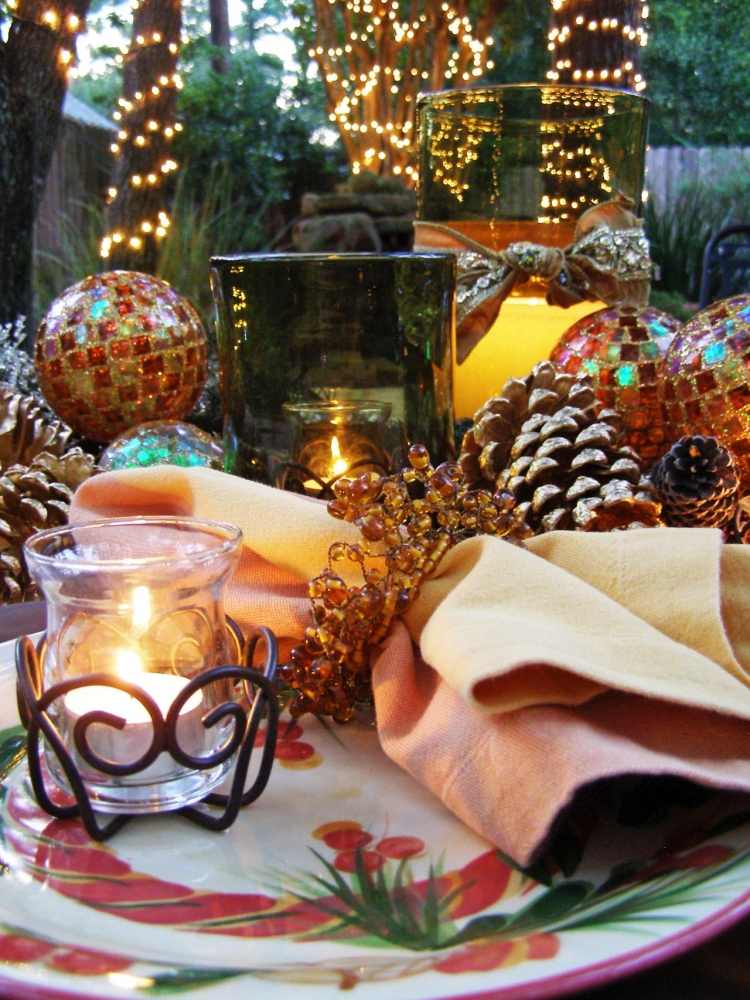tischdeko-weihnachten-selber-machen-zapfen-kerzen-schoen-dekorieren-outdoor-lichter