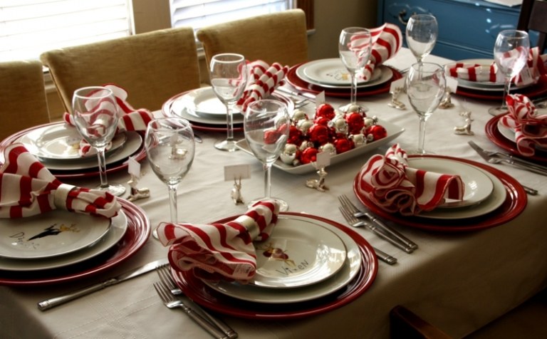 tischdeko weihnachten streifen servietten rot weiss christbaumkugeln dekoration