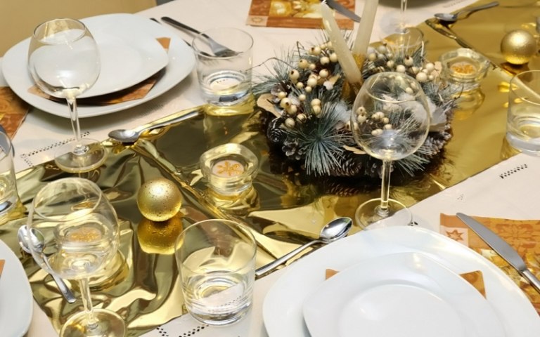 tischdeko weihnachten tischlaeufer glanz gold kranz modern elegant