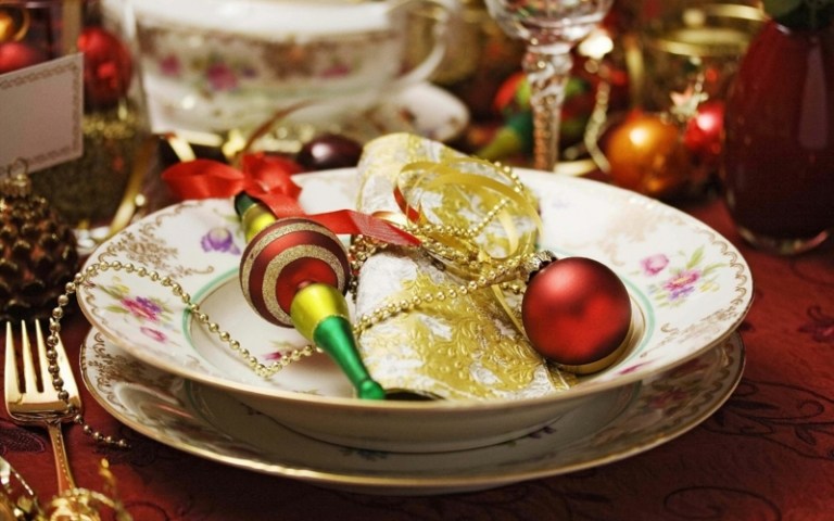 tischdeko weihnachten vintage teller dekorieren weihnachtsbaumschmuck kette
