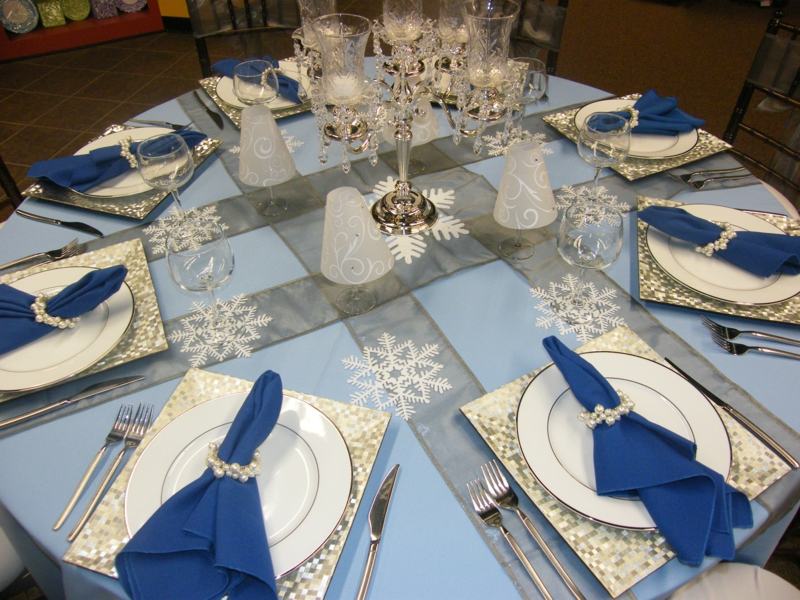 tischdeko weihnachten winter design blau weiss grau schneeflocken serviettenringe