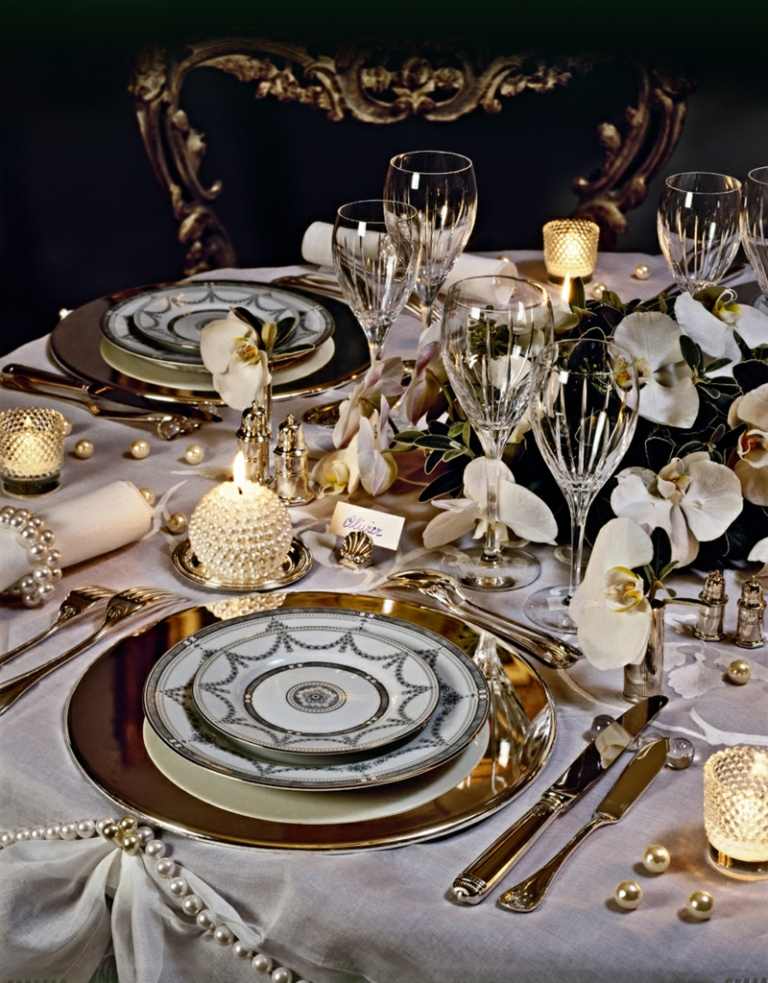 tischdeko zu weihnachten elegant gold glanz orchideen arrangement festtafel