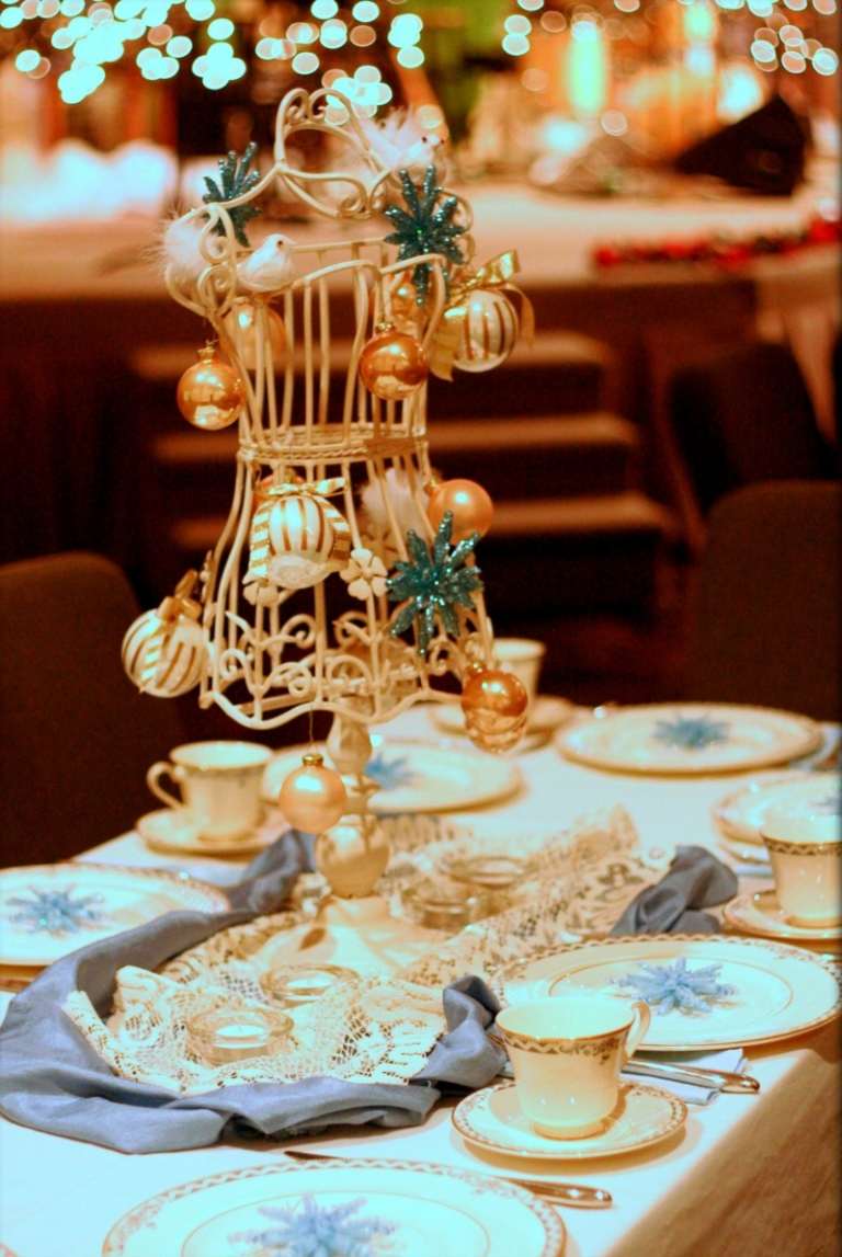 tischdeko zu weihnachten farben akzente gold hellblau christbaumschmuck